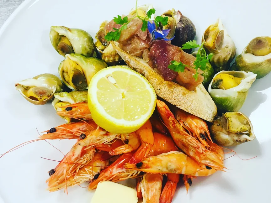 Assiette de gambas grillées, bulots et citron