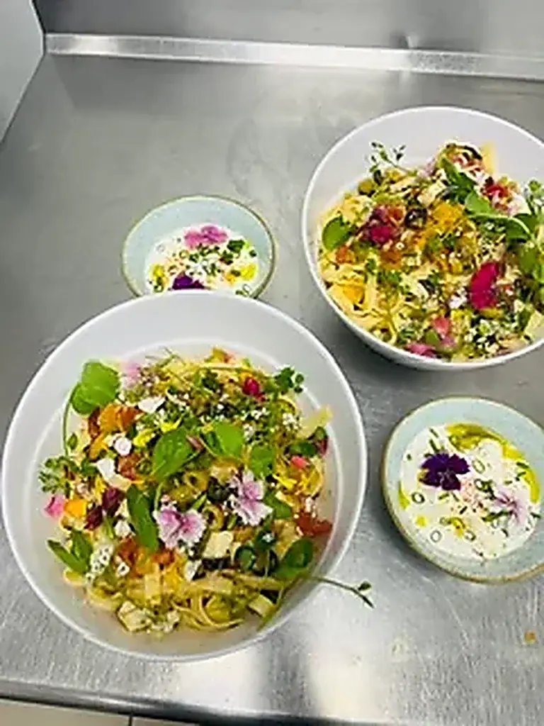 Préparations dressées en cuisine avant le service d'une réception privée