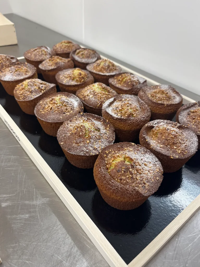 Moelleux au chocolat alignés avant le service