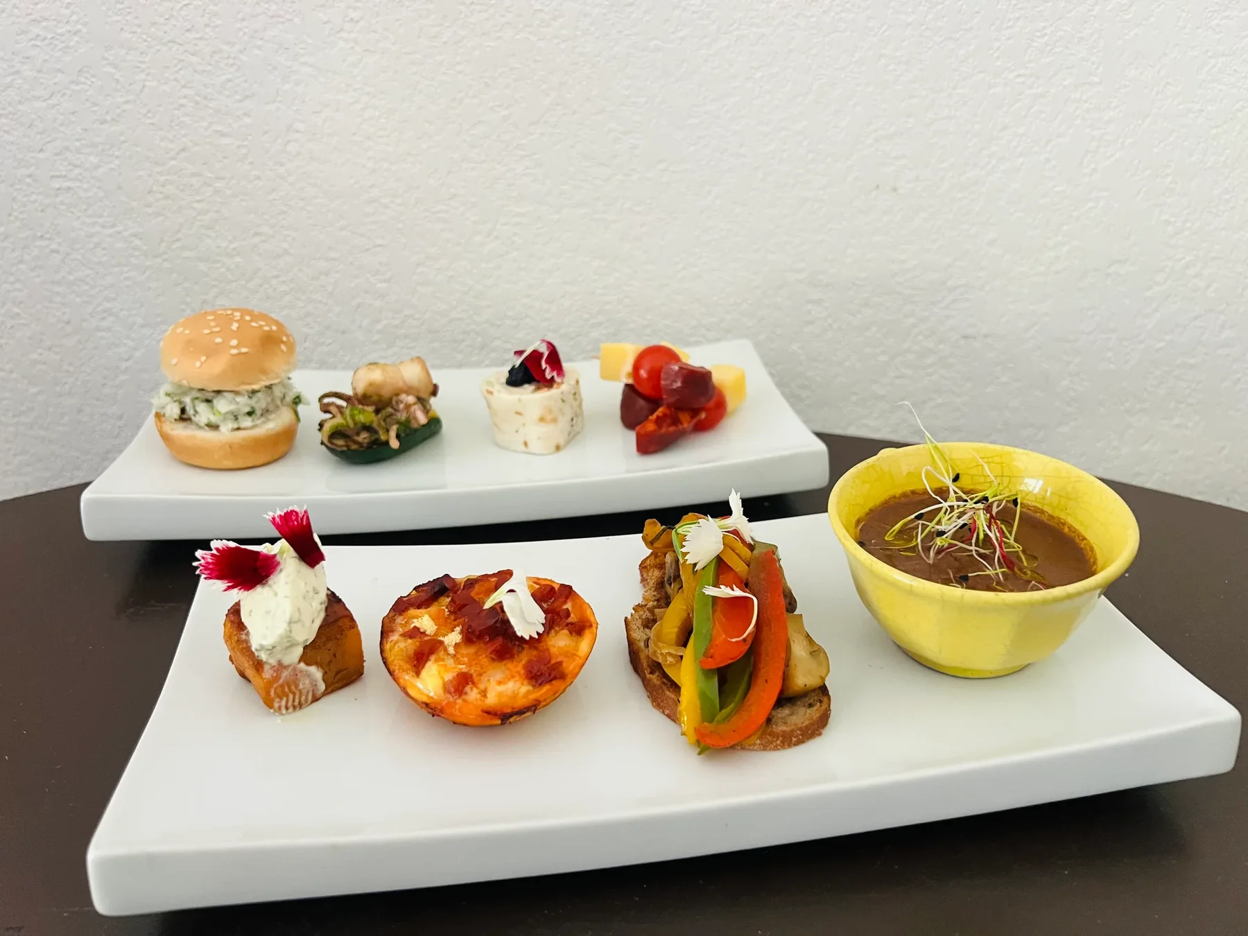 Assiettes de pièces cocktail : mini-burgers, tartelettes et verrines pour un événement d'entreprise