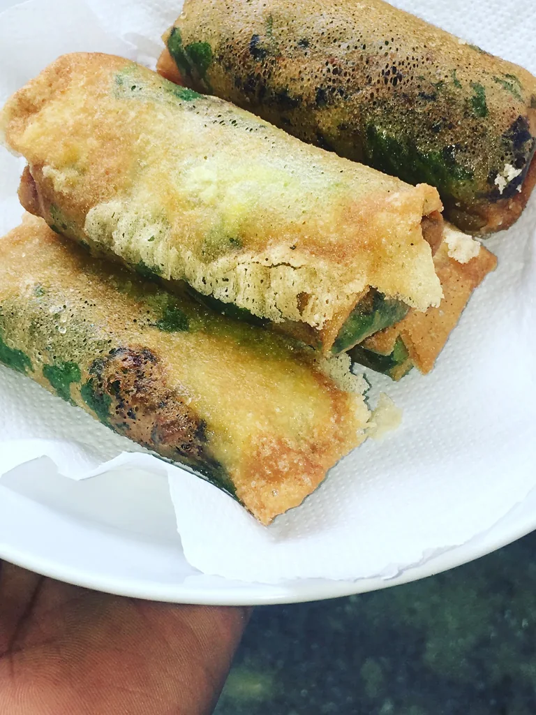 Feuilletés croustillants aux herbes tout juste sortis de la cuisine