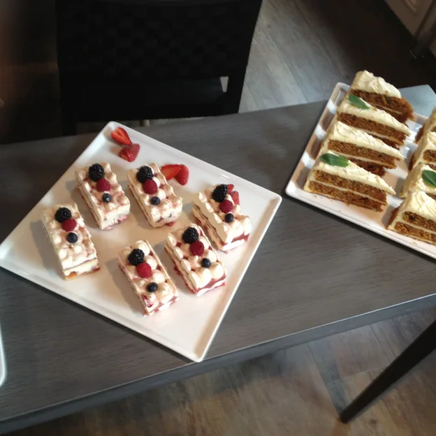 Buffet de desserts : entremets aux fruits rouges et gâteaux en carrés