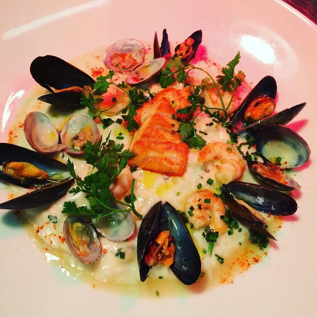 Assiette de fruits de mer : moules, palourdes, saumon et crevettes