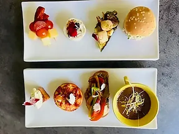 Assortiment de mignardises sucrées et salées présentées sur ardoises