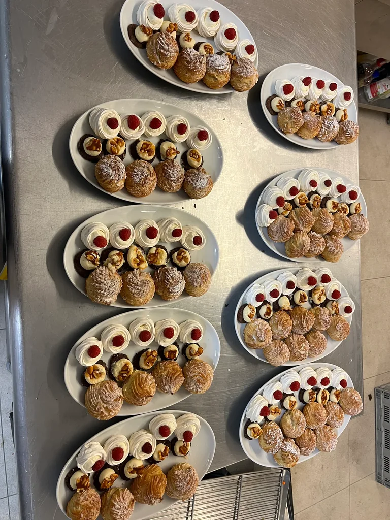 Choux garnis dressés sur assiettes pour un buffet de desserts