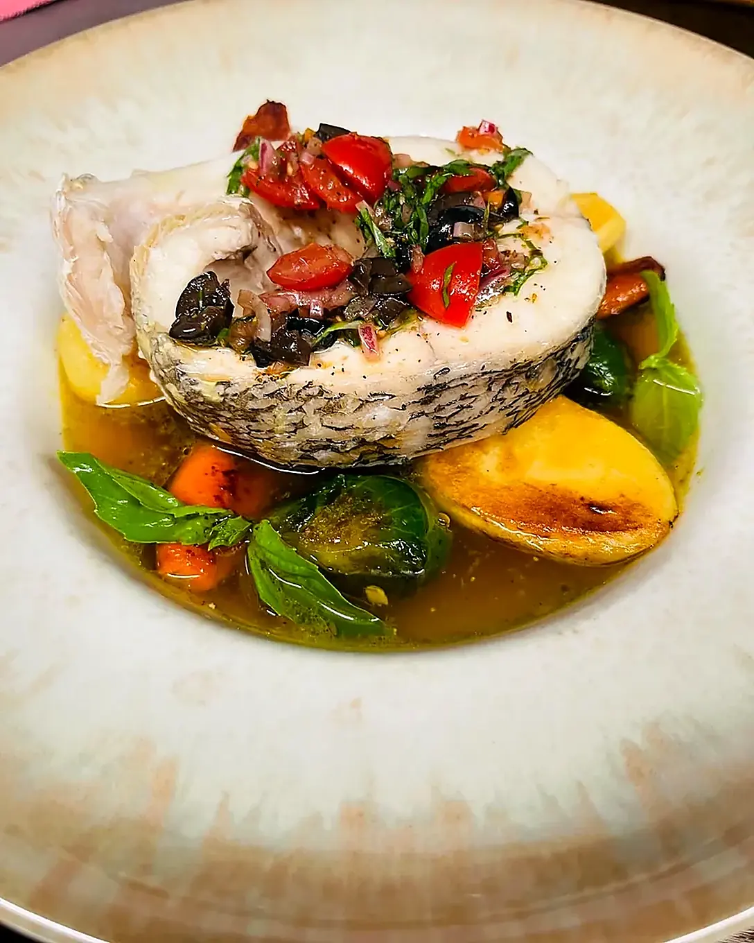 Poisson en cocotte, tomates et légumes de saison signés Christian Mve Soh