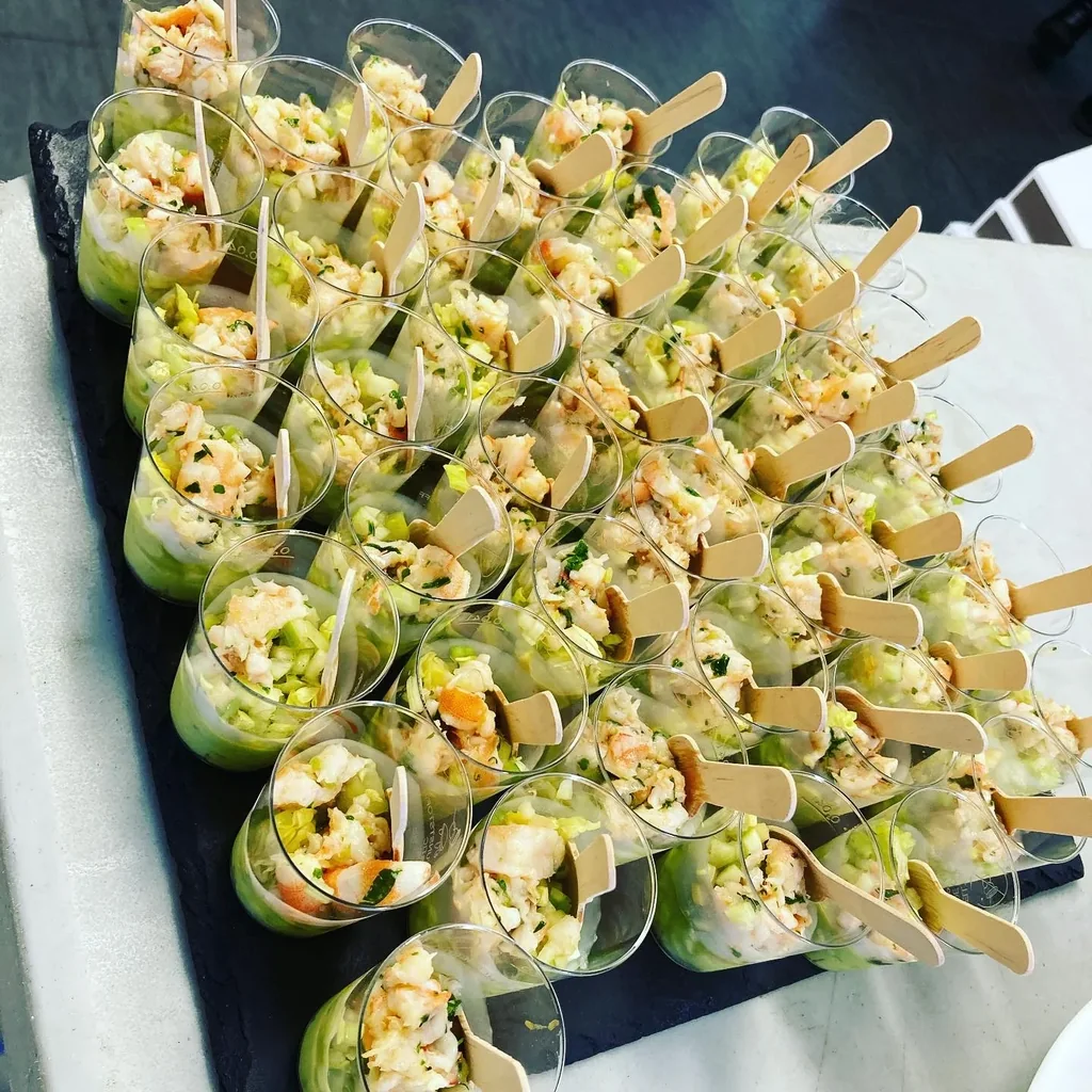 Buffet de pièces cocktail dressé pour une réception de mariage en Gironde